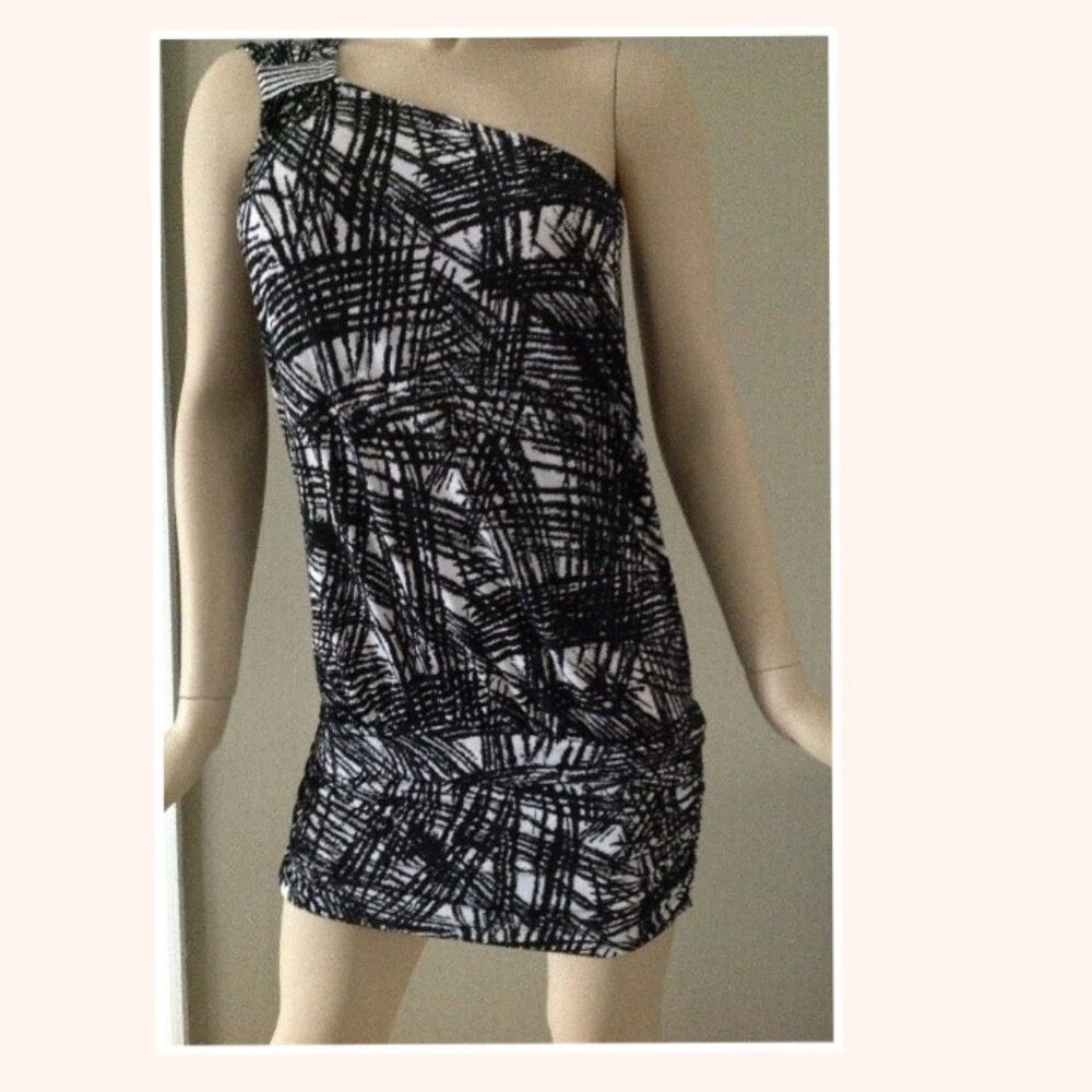 Bcbg Maxazria Geometric One Shoulder Black/White